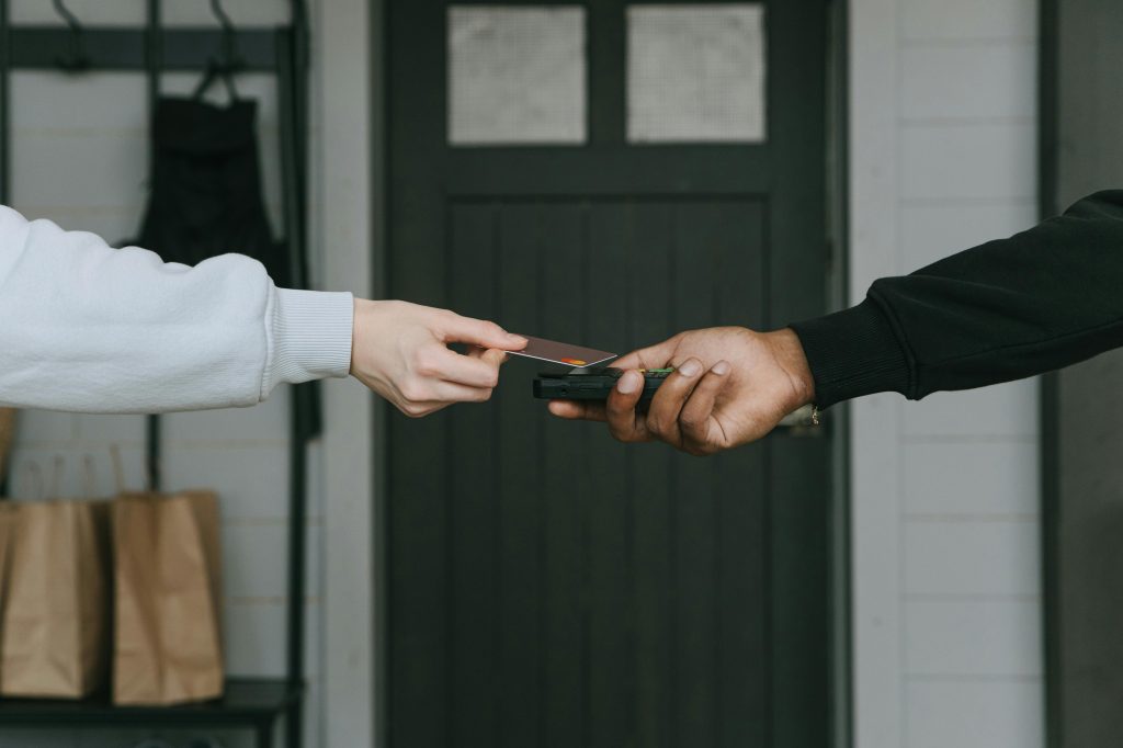 Person making contactless payment using no lock-in contract payment providers terminal