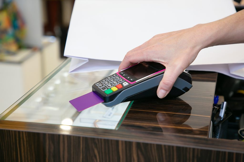 Elavon vs AIB Ireland card machine with inserted card payment