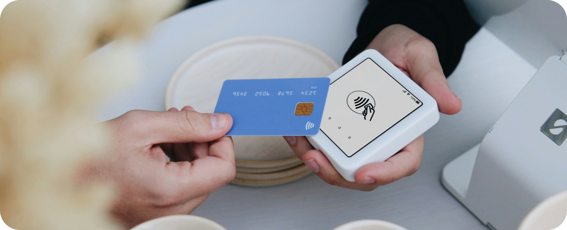 Customer making a contactless payment on a SumUp Solo vs SumUp Air card machine in Ireland